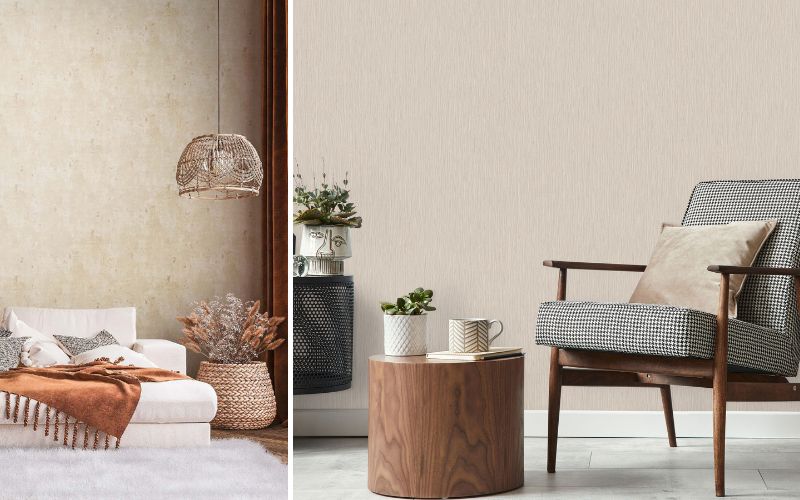 Creme Tapeten für wohnliche Eleganz: links eine leicht strukturierte cremefarbene Tapete im Schlafzimmer mit Sofa und Naturdeko, rechts eine glatte creme Tapete hinter modernem Sessel und Beistelltisch