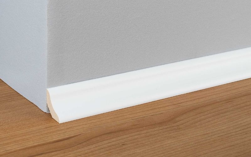 Vorsatzleisten für schlichte Abschlussleisten für Böden und Wände: im Bild eine weiße Vorsatzleiste, die den Übergang zwischen Wand und Boden sauber verdeckt und gleichzeitig einen dezenten, eleganten Abschluss bildet 