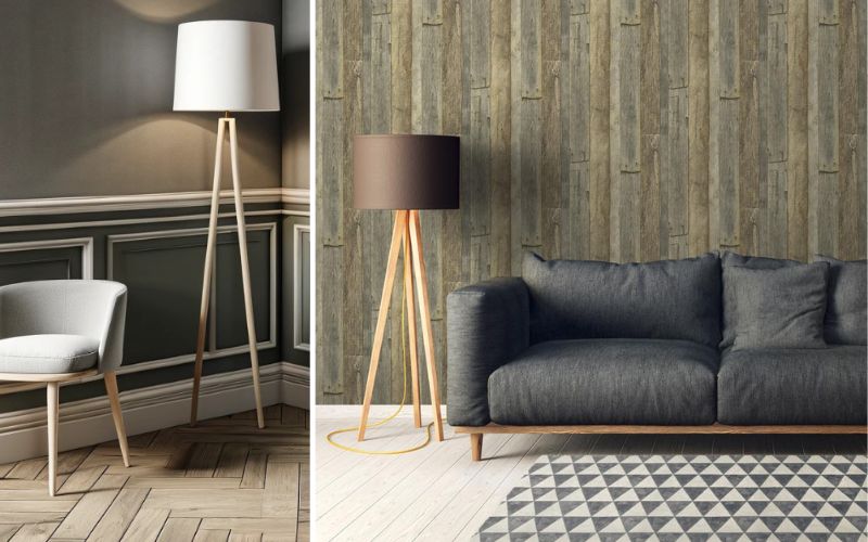  Stehlampen für stilvolles Ambiente: links moderne Stehlampe mit hellem Schirm und Holzfuß in einem eleganten Raum mit klassischem Wanddekor und Schiffsboden Parkett, rechts Stehlampe mit dunklem Schirm neben einem grauen Sofa vor rustikaler Holzoptik-Wand
