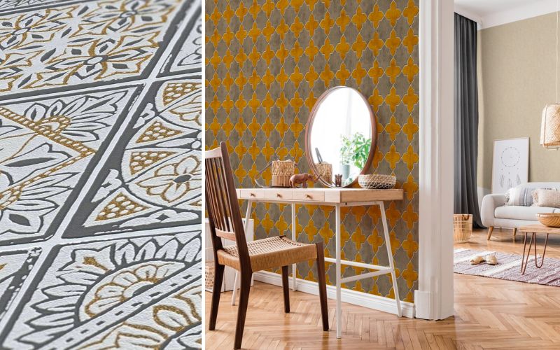 Tapeten Fliesenoptik: links Detail einer grauen-weißen Tapete mit reliefartigem Fliesenmuster und senfgelben Akzenten, rechts eine Wand in Fliesenoptik mit gelb-grauem Ornament hinter Schminktisch und Stuhl