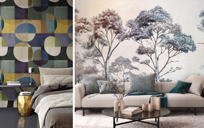 Tadessi Fototapeten für außergewöhnliche Raumgestaltung: links ein modernes Schlafzimmer mit einer geometrischen Retro-Tapete in kräftigen Blau-, Grün- und Gelbtönen, rechts ein Wohnzimmer mit einer detailreichen Natur-Fototapete in zarten Grau- und Blauschattierungen, die für Tiefe und beruhigende Eleganz sorgt.