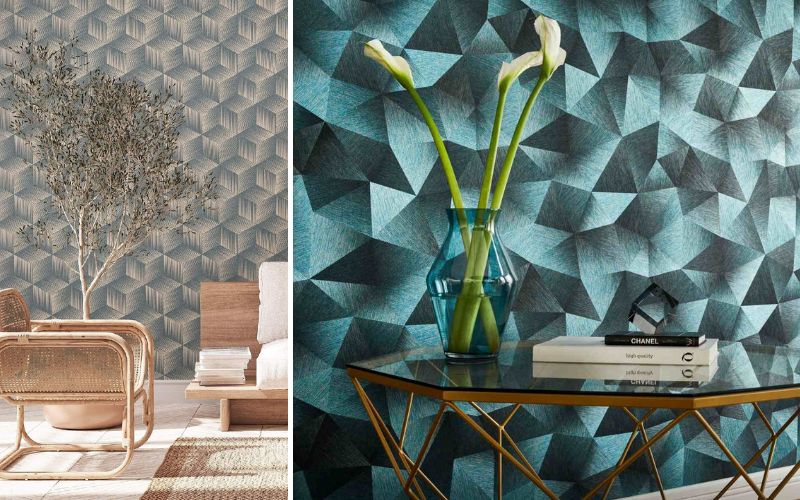 Tapeten 3D Optik: links eine beige-graue Würfel/Hexagon-Tapete im Wohnbereich mit Rattan- und Holzmöbeln, rechts eine blau-türkise Facetten-Tapete mit polygonalem 3D-Effekt hinter Glastisch und Vase 