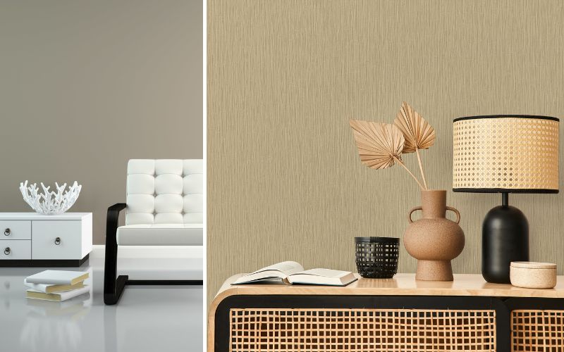 Moderne Beige Tapeten in stilvollem Wohnambiente: links eine glatte beigefarbene Wand hinter weißem Designersessel und Sideboard, rechts eine beige Struktur-Tapete als Hintergrund für natürliche Deko mit Vase, Lampe und Rattanmöbeln