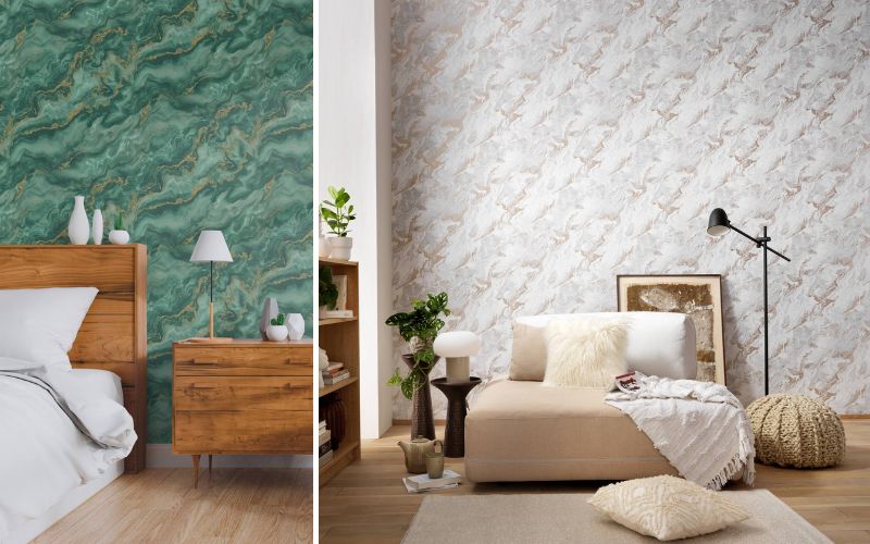 Tapeten Marmoroptik: links eine grüne Marmor-Look-Tapete mit lebendiger Maserung hinter Bett und Holzmöbeln, rechts eine helle Marmoroptik-Tapete in Weiß-Grau mit beigen Adern hinter Lounge-Ecke und Stehlampe