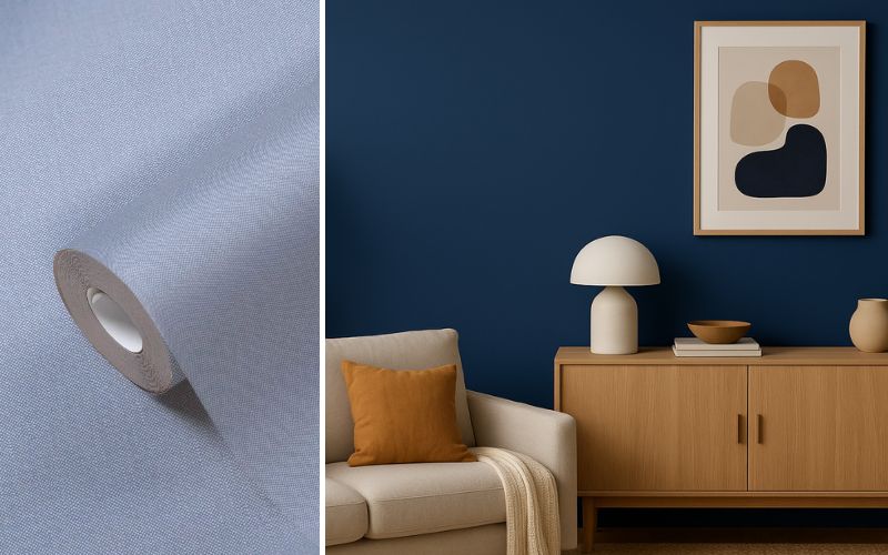 Blaue Tapeten in modernem Wohnstil: links eine Tapetenrolle in Hellblau, rechts eine dunkelblaue Wandtapete im Wohnzimmer mit Holzsideboard, Sofa und Wandbild