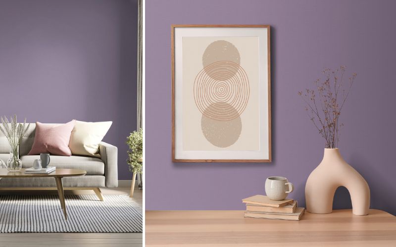 Lila Tapeten für stilvolle Wohnräume: links ein Wohnzimmer mit violett-lila Wandtapete hinter Sofa und Couchtisch, rechts eine glatte lila Tapete mit Wandbild und moderner Dekoration