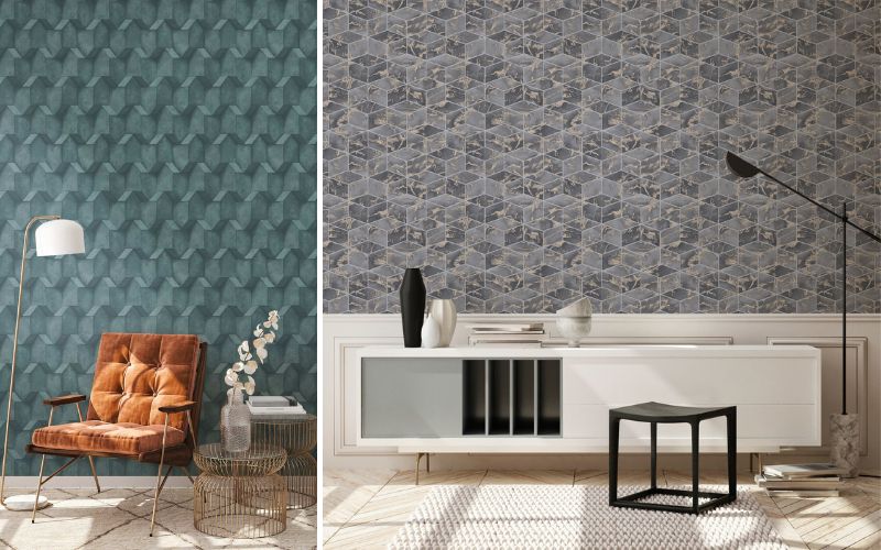 Grafik Tapeten im modernen Look: links eine grün-blaue Tapete mit geometrischem 3D-Muster hinter Sessel und Stehlampe, rechts eine graue Wandtapete mit grafischen Würfelmotiven im Wohnzimmer mit Sideboard