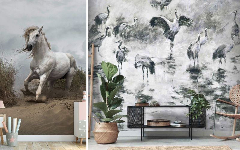 Hobbys Tiere Fototapeten: links eine Wandtapete mit galoppierendem weißen Pferd in Dünen, rechts eine künstlerische Tier-Fototapete mit Kranichen in Schwarz-Weiß im modernen Wohnzimmer