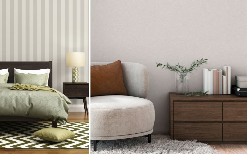 Papiertapeten in modernen Räumen: links eine beige gestreifte Papiertapete im Schlafzimmer mit Bett und Nachttischlampe, rechts eine fein strukturierte, einfarbige Papiertapete hinter Sessel und Sideboard