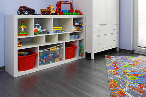 Kinderzimmer mit dunklem Laminat