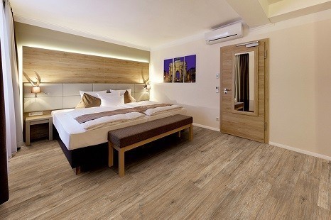 laminatboden_fussboden_hochwertig_holz"