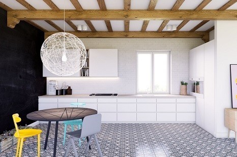 Moderne weiße Küche mit hellen Deckenbalken